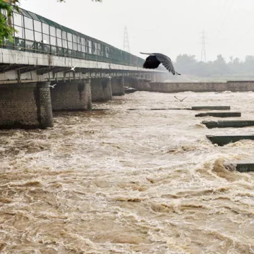 હિમાચલ-કાશ્મીર બાદ દિલ્હીમાં પૂરનો ખતરો વધ્યો, યમુનામાં 3 લાખ ક્યુસેકથી વધુ પાણી છોડાયું
