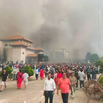 નેપાળમાં હિંસક આંદોલન: કાઠમંડુ એરપોર્ટ બંધ, ભારતીય ફ્લાઈટ્સ રદ, હેલ્પલાઈન જાહેર