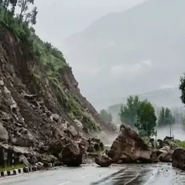 હિમાચલ પ્રદેશમાં ભારે વરસાદી આફત: ભૂસ્ખલનમાં 5 મોત, 11 જિલ્લાઓમાં શાળાઓ બંધ