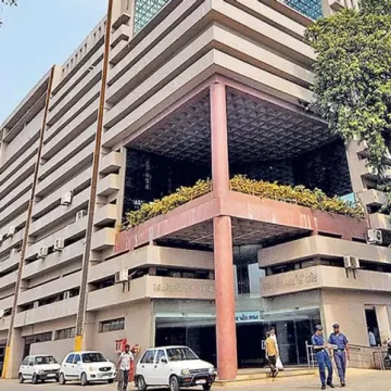 દાણીલીમડામાં મ્યુનિસિપલ ઢોર ડબામાં 10 ગાય અને વાછરડાના મોત, પાલકોમાં રોષ