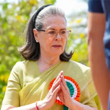 સોનિયા ગાંધી સામે ગુનાહિત ફરિયાદ દાખલ, નાગરિકતા પહેલા મતદાર યાદીમાં નામ હોવાનો આક્ષેપ