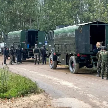 કુલગામમાં એન્કાઉન્ટર: એક આતંકી ઠાર, અધિકારી સહિત 3 જવાન ઘાયલ; આરએસ પુરા સેક્ટરમાં પાકિસ્તાની નાગરિક અટકાયો