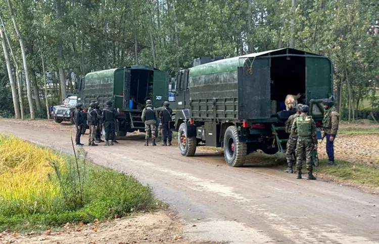 image (5) કુલગામમાં એન્કાઉન્ટર: એક આતંકી ઠાર, અધિકારી સહિત 3 જવાન ઘાયલ; આરએસ પુરા સેક્ટરમાં પાકિસ્તાની નાગરિક અટકાયો