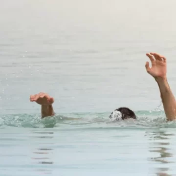 અમદાવાદના સરખેજ તળાવમાં ત્રણ યુવાનો ડૂબ્યા, ફાયર વિભાગે શોધ શરૂ કરી