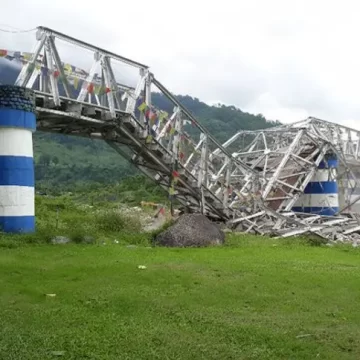 દાર્જિલિંગમાં ભારે વરસાદ દરમિયાન બાલાસોન નદી પરનો પુલ ધરાશાયી, 6નાં મોત, વાહનવ્યવહાર ઠપ