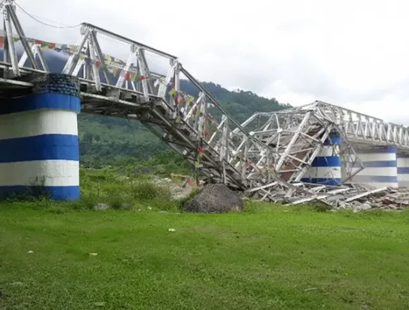 દાર્જિલિંગમાં ભારે વરસાદ દરમિયાન બાલાસોન નદી પરનો પુલ ધરાશાયી, 6નાં મોત, વાહનવ્યવહાર ઠપ