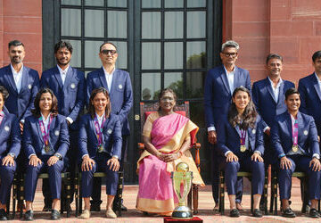 ભારતીય-મહિલા-ટીમે-રાષ્ટ્રપતિ-દ્રૌપદી-મુર્મૂ-સાથે-કરી-મુલાકાત,-બુધવારે-pm-મોદીએ-કરી-હતી-મુલાકાત