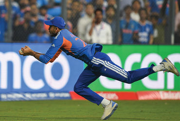 video-:-અક્ષર-પટેલની-અદભૂત-ફિલ્ડિંગ-:-બાઉન્ડ્રી-લાઈન-પર-શાનદાર-કેચ-પકડ્યો