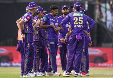 ipl-2026-પહેલા-kkrને-મોટો-ઝટકો!-bcci-એવોર્ડ્સમાં-સ્ટાર-બોલર-લાકડીના-સહારે-ચાલતો-જોવા-મળ્યો